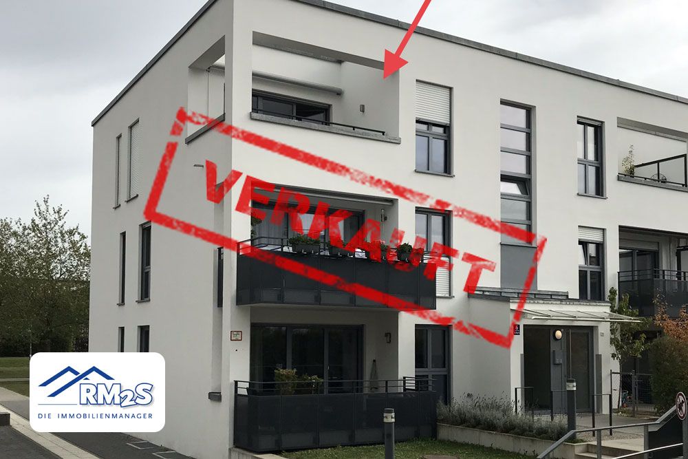 Modernes Mehrfamilienhaus mit Flachdach und Balkonen