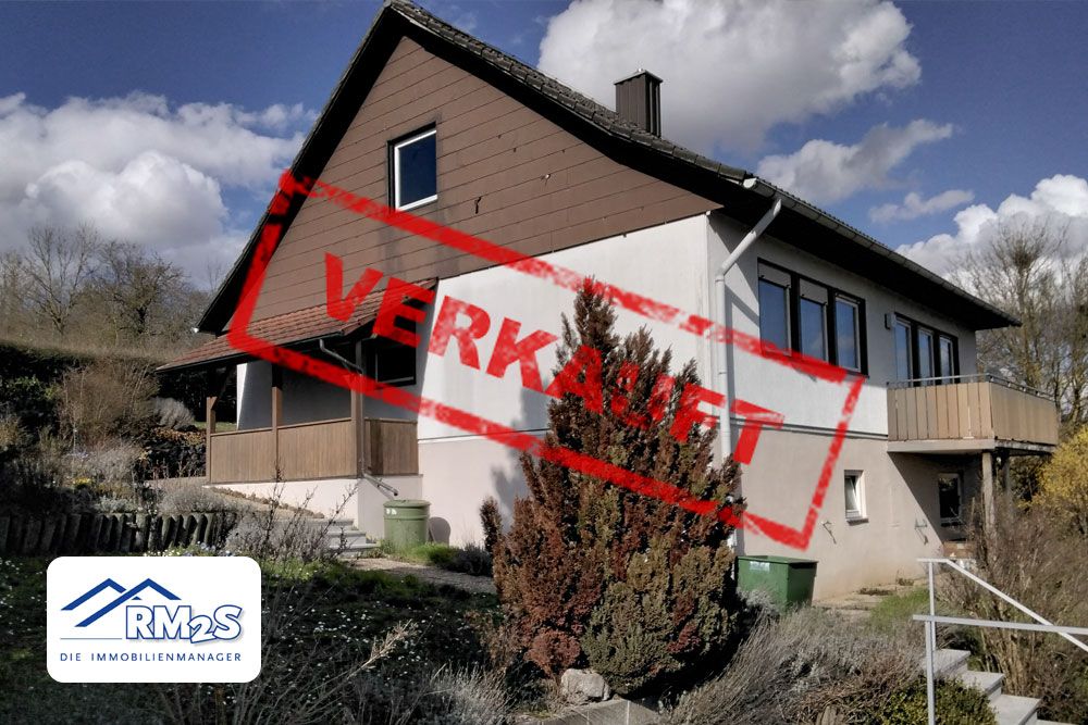 Einfamilienhaus mit versetztem Pultdach und Holzverkleidung