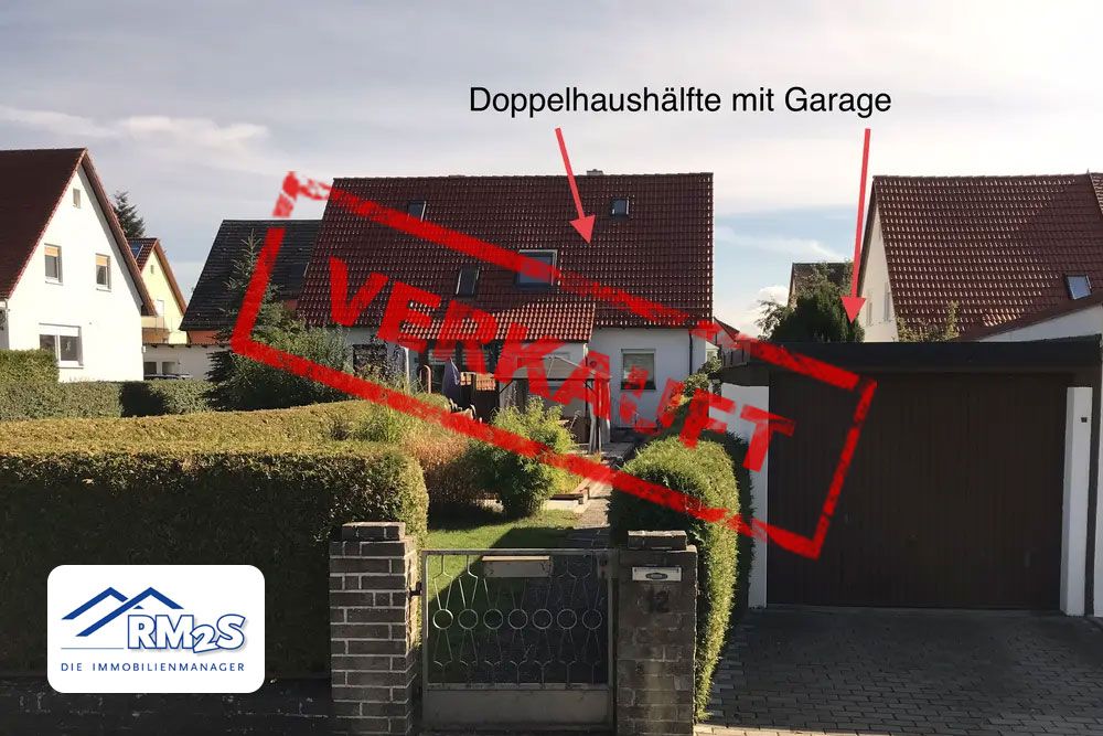 Doppelhaushälfte mit Ziegeldach, Garage und Heckeneinfassung