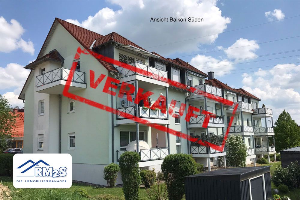 Mehrfamilienhaus mit Satteldach und Balkonen an der Südseite