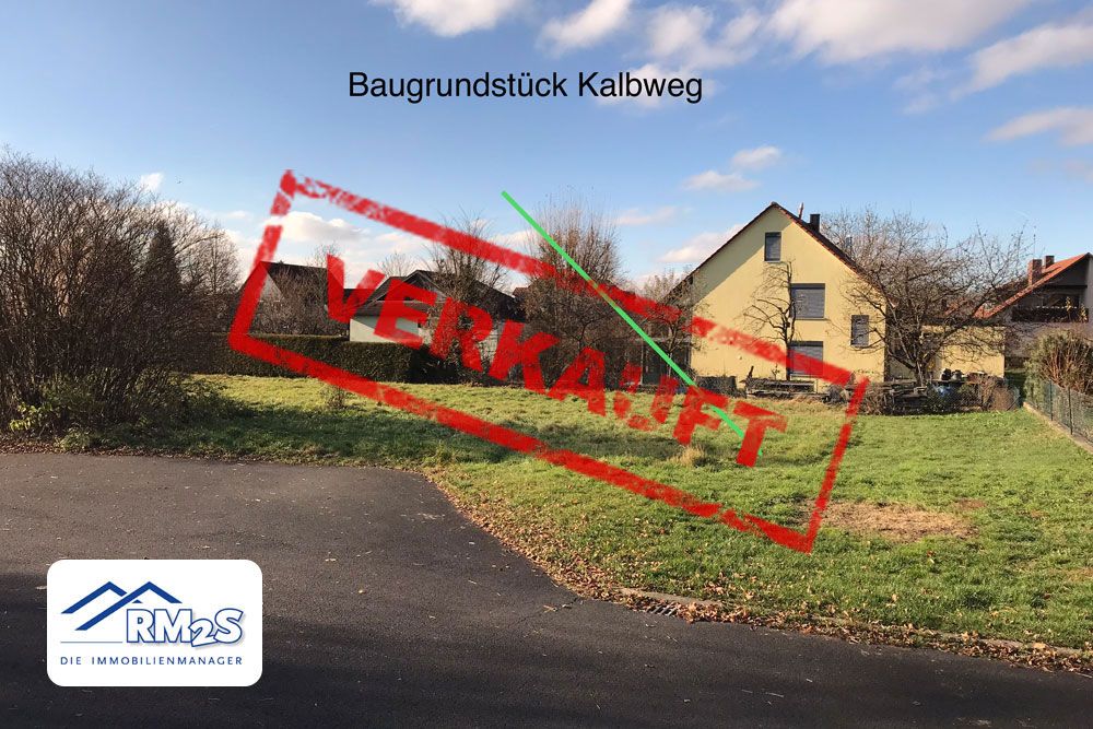 Unbebautes Baugrundstück an einer Straße in Wohnlage