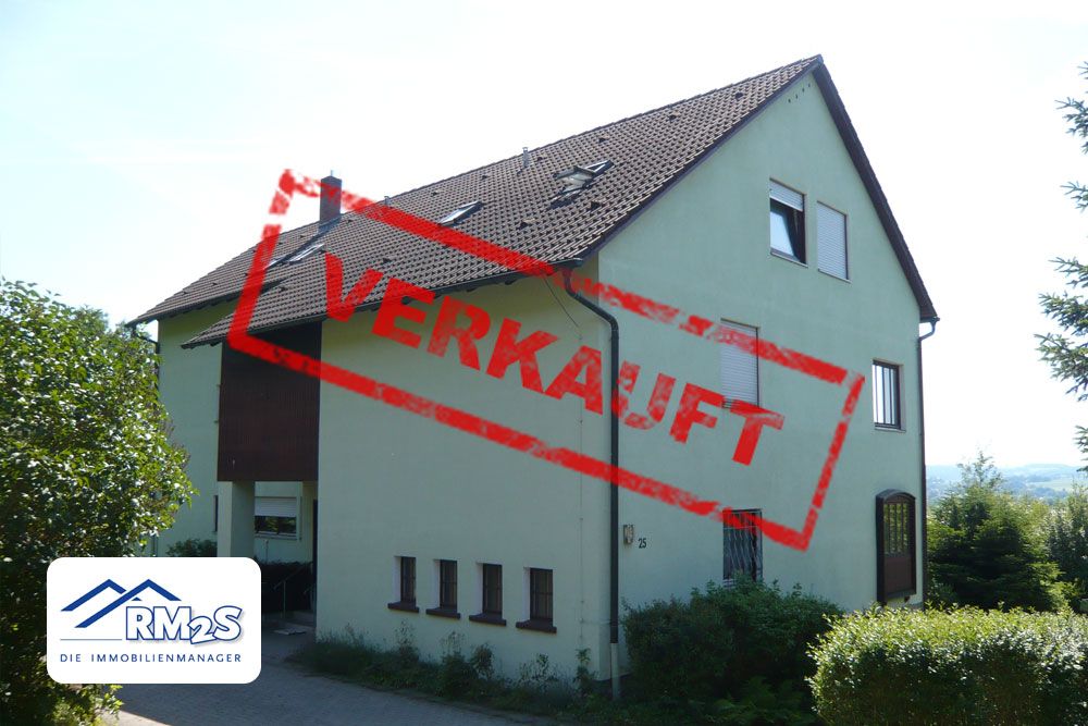 Großes Wohnhaus mit Satteldach und Dachgauben