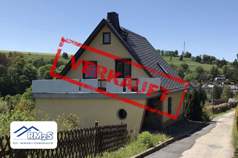 Wohnhaus mit Satteldach in Hanglage an einer Straße