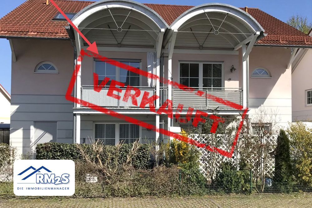 Mehrfamilienhaus mit auffälligen Rundbogen-Balkonüberdachungen