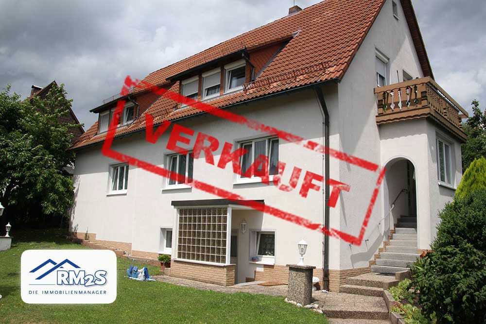Größeres Wohnhaus mit Erker, Freitreppe und Ziegeldach