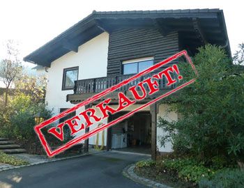 Wohnhaus mit Balkon und überdachter Durchfahrt