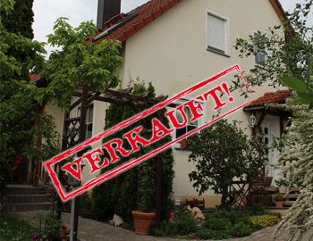 Wohnhaus mit Pergola und bepflanztem Garten